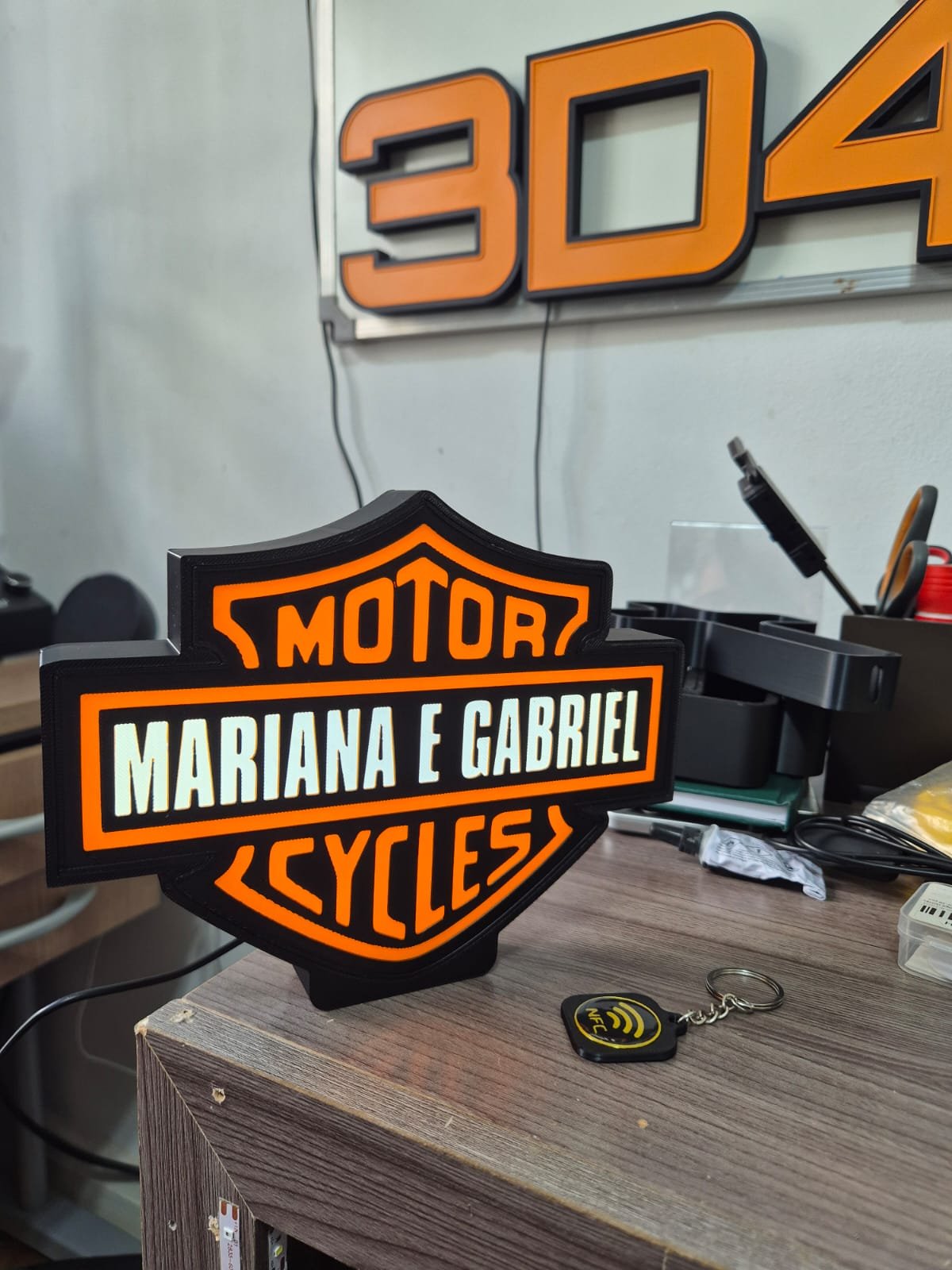 Luminária Harley-Davidson personalizada com o nome 'Mariana e Gabriel', impressa em 3D pela 3D4N1