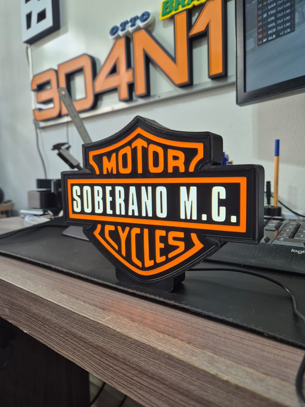 Luminária Harley-Davidson personalizada com o nome 'Soberano M.C.', impressa em 3D pela 3D4N1