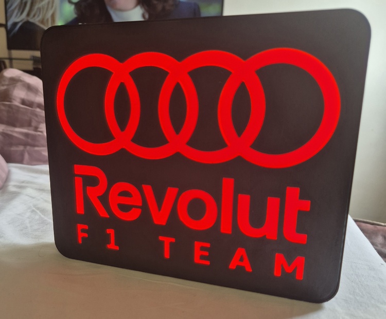 Luminária de LED personalizada com o logo 'Revolut F1 Team', impressa em 3D pela 3D4N1