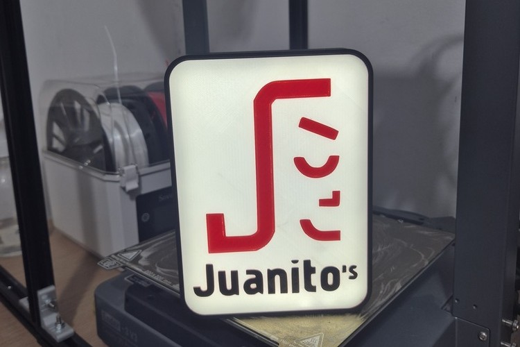 Luminária de LED personalizada com a marca 'Juanito's', impressa em 3D pela 3D4N1