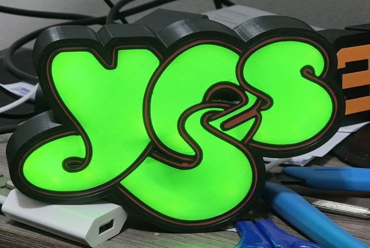 Luminária de LED personalizada com o logo 'YCS' em verde, impressa em 3D pela 3D4N1