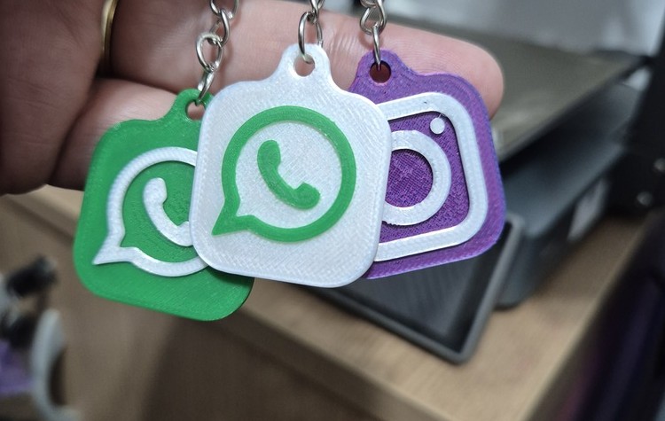 Chaveiros com NFC personalizados nos formatos de WhatsApp e Instagram, impressos em 3D pela 3D4N1