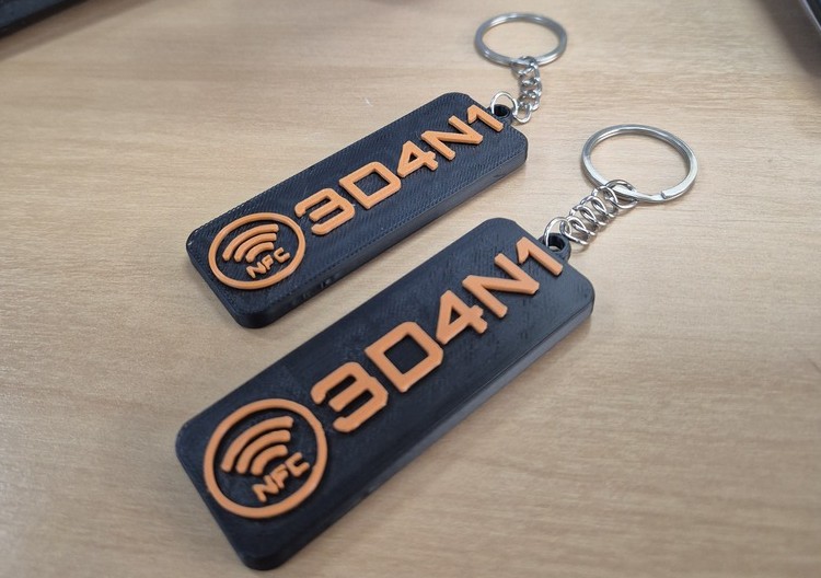 Chaveiros retangulares personalizados com o logo 3D4N1 e ícone NFC, impressos em 3D